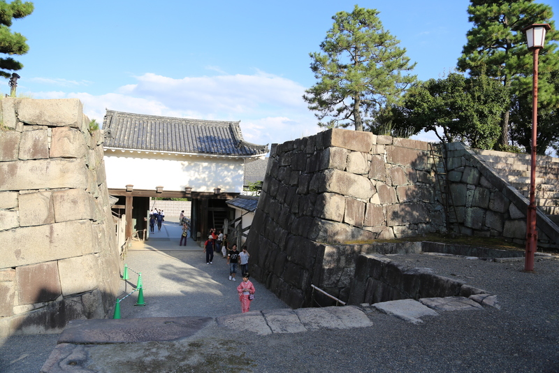 【二条城本丸の東側枡形虎口】<p>奥に二条城の本丸櫓門があり、中央の石垣には埋門になっており、多聞櫓が上部に乗っていた。そして、本丸櫓門の2階と多聞櫓は廊下を通じて連結されていた。</p>
<p>ということで、かつての姿は現在とは違う。</p>