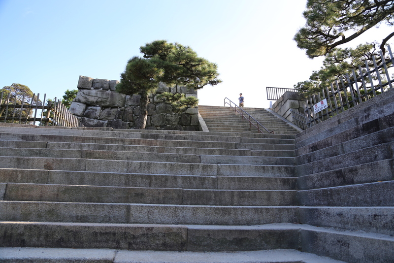 <p>二条城本丸天守台の石段</p>