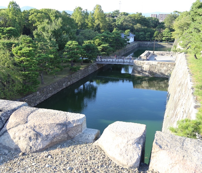 【二条城天守台から本丸西枡形を撮影】<p>二条城天守台から北側の本丸西枡形を撮影。</p>
<p>西枡形に木橋の西橋がかかっている。水掘の奥に白い建物があり、これが米蔵で、現存する3つの米蔵の1つ。ちなみに、現存する米蔵はすべて二条城にある。</p>