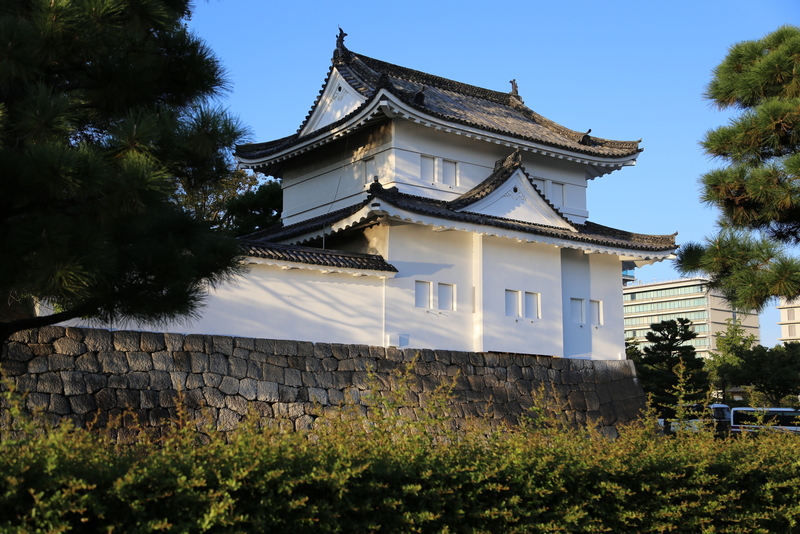 【南西から見た二条城二の丸東南隅櫓】<p>二条城二の丸東南隅櫓は、現存する2つの隅櫓の1つ。<br>千鳥破風が配されている。石落しは幕末の改修で付けられたとのこと。</p>
<p>夕日が漆喰に映えていい感じ。</p>