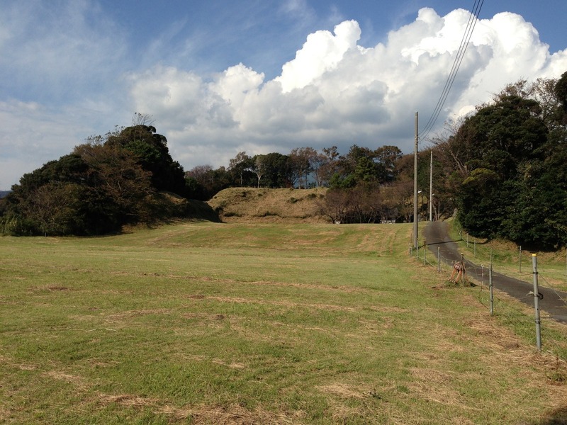【興国寺城】二ノ丸から本丸にかけて。いい感じの雲ですな。<br><br>北から愛鷹山がせり出し、東海道を圧迫する地形に興国寺城はあります。当時は、城の東側に船着場があったそうです。