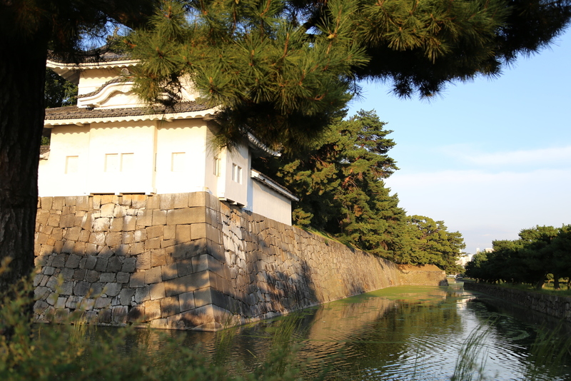 【二条城西南隅櫓と外堀南面】<p>二条城二の丸西南隅櫓は唐破風が付いている（東南隅櫓は千鳥破風）。</p>
<p>ドン突きの石垣から手前が寛永期に拡張されたエリア。堀幅は約18m。</p>