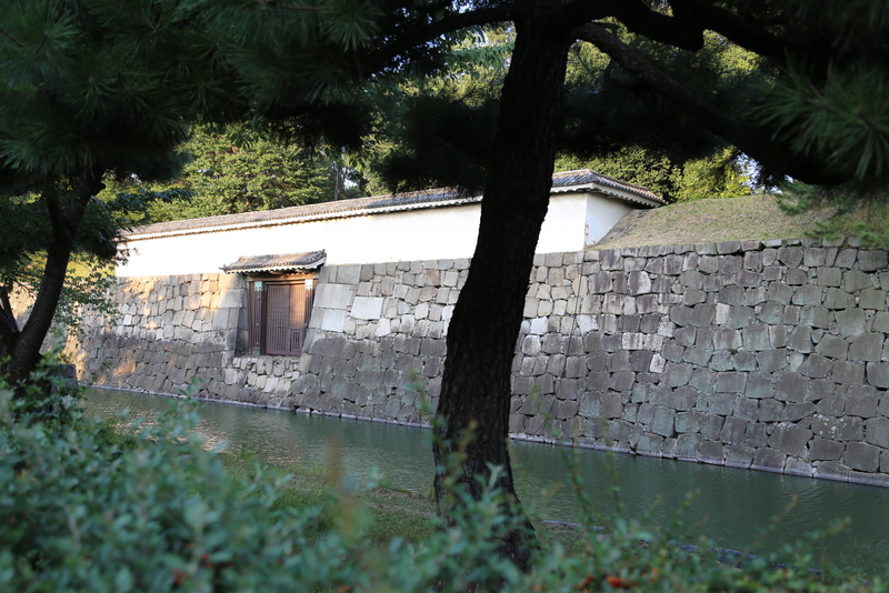 【二条城西門】<p>二条城西門は二の丸西側に入る城門。石垣の間に門があり、上部は多聞塀となっている埋門。かつては木橋がかかっていたそうだ。<br>内部は内枡形になっているが、現在、内部は見学できない。</p>
<p>土塀と多聞塀の間には腐りにくいように、石垣が配置されている（写真の右側で塀と土塁が接触している所にある石垣のこと。この写真では分かりにくいが）。</p>