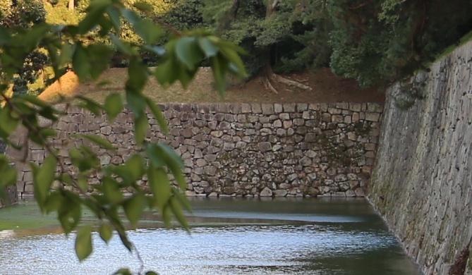 【二条城外堀北側の徳川家康時代の石垣】<p>二条城外堀北側の屈曲部にある徳川家康時代（元和期）の石垣。分かりにくいが、右側は徳川家光時代（寛永期）の石垣。</p>
<p>家康時代の石垣は家光時代の石垣よりも不揃いなのが明快なので、それを撮りたかったが、残念ながら、いい撮影ポイントを見つけられなかった。</p>