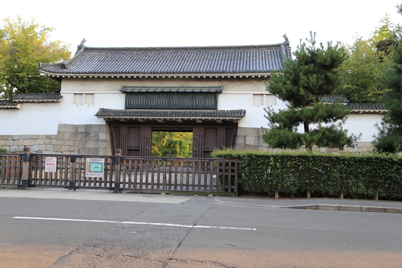 【二条城北大手門】<p>二条城北大手門は東大手門と同形式だが、規模は少し小さい。</p>
