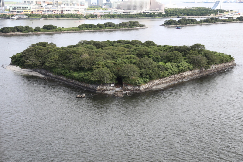 【ペリー来航を受け品川台場を建設】ペリー来航（1853年）によって、幕府が黒船の脅威に無力であることが明らかとなり、海防が急務となった。
幕府は、品川台場を建設し、江戸城を防衛しようとした。

写真は、レインボーブリッジから撮影した品川台場の第六台場。