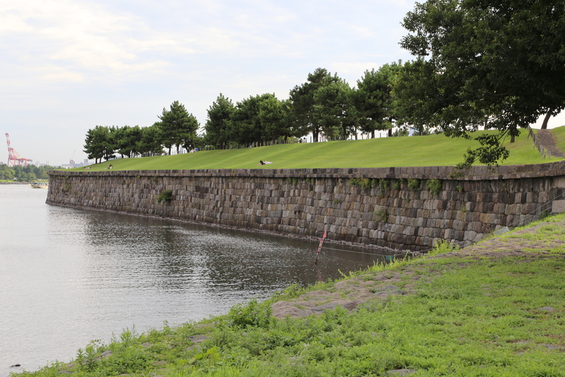 【第三台場の南東石垣】<p>第三台場の南東石垣を撮影。</p>
<p><span><span>切込み接ぎの布積み石垣が整然と並んでいる。ペリー来航の圧力で急遽作ったのしてはあまりに整然としている印象。</span></span></p>