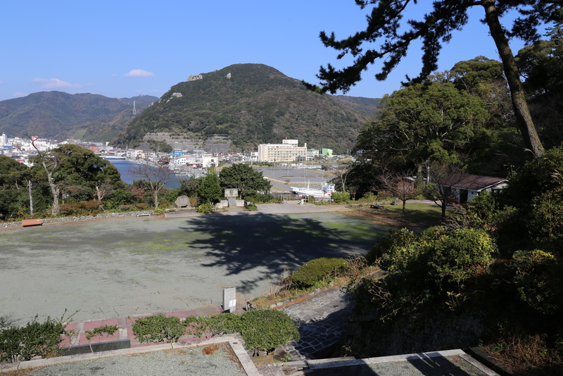 【下田城の東側の平場】<p>下田城の東側にある平場。<br>下田城は尾根上に広がっているため、平場は多くないが、東側のこの平場はかなり広い。</p>