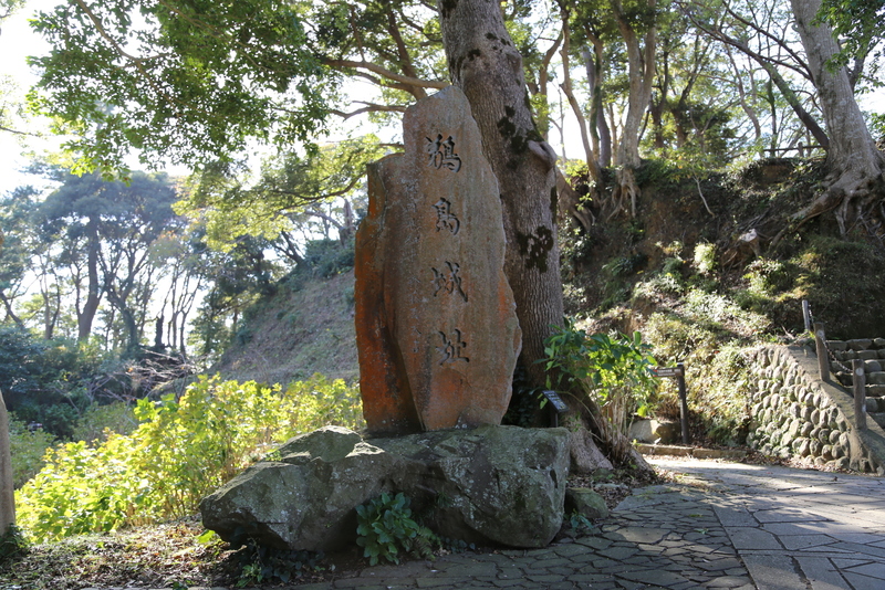 【下田城石碑と背後の（伝）天守台】<p>写真中央が下田城の別名、鵜嶋（島）城址の石碑で、背後の土塁が（伝）天守台。<br>現在の（伝）天守台は木々で周囲の見晴らしがあまり良くないが、当時は木々もなかっただろうから、見晴らしがよかったと思う。</p>