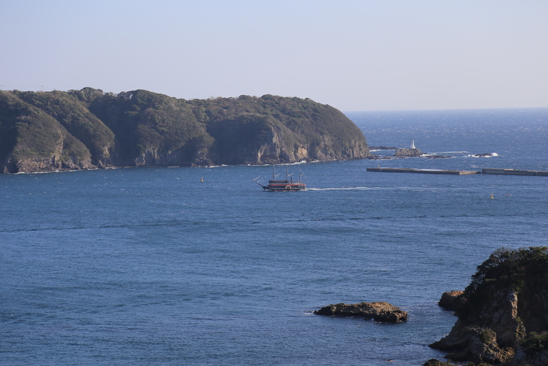 <p>下田城のお茶ケ崎から下田港の入り口を撮影。<br>中央の船がペリー艦隊の旗艦、サスケハナ号を模した観光船。しきりに港内を行き来していた。乗ってみたかったが、時間がなくて乗れなかった。</p>
<p>まさにこんな感じでサスケハナ号は下田に入港したのかもしれない。</p>