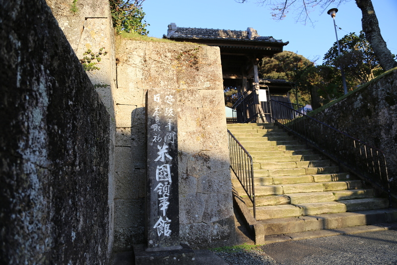 <p>幕末に、アメリカ領事館が置かれた玉泉寺。<br>初代アメリカ総領事、タウンゼント・ハリスとその通訳のオランダ人。ヒュースケンもここに居住した。</p>