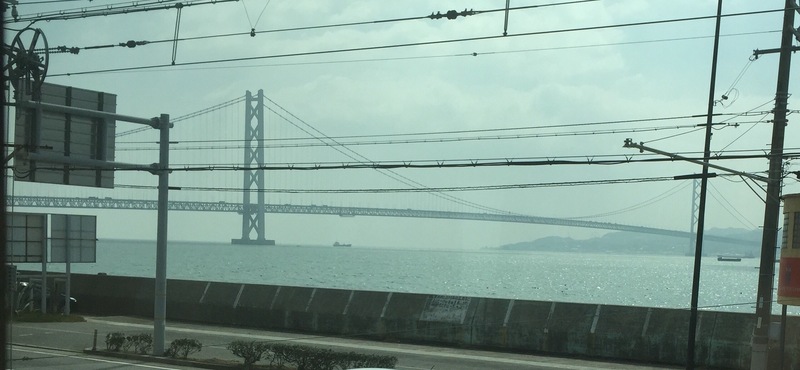 <p>姫路城に移動中に明石海峡大橋を通過。</p>