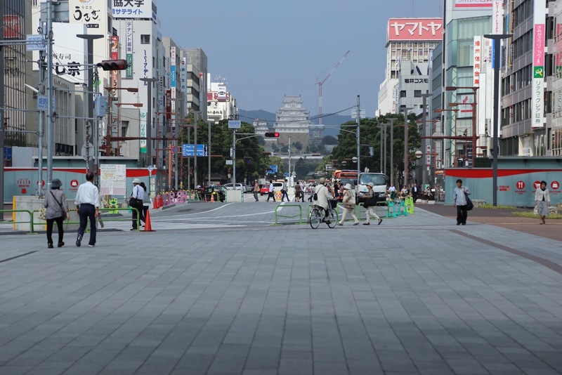 【姫路駅から姫路城を遠望】<p>姫路駅から姫路城を撮影。姫路城の大天守（右）と西小天守（左）が見える。</p>
<p>多くの姫路城観光客はこの麗しい光景を目にするだろう（まあ、クレーンも目に入るが、これは改修中なので、仕方がない）。<br>この眺めを設計した方、グッジョブ。</p>
<p>なお、姫路駅の辺りが姫路城総構の南淵で、飾磨門（飾磨門）があった。<br>ここ姫路駅から中ノ門までが姫路城外曲輪の南側に当たる。</p>