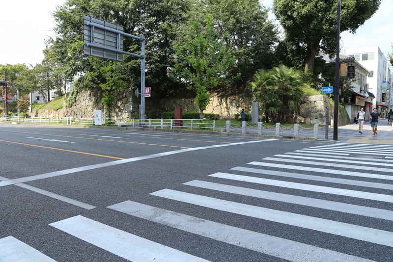 <p>姫路城中ノ門跡の石垣。</p>
<p>目の前の道路は国道2号線だが、かつては中濠だった。この中濠を境に外曲輪（南）と中曲輪（北）が分かれていた。</p>
<p>なお、内濠は長さ約3km、中濠は約4.5km、外濠は約5.2kmだったという。</p>