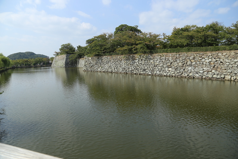 【姫路城内濠南西部分と石垣】<p>姫路城の南西部分の内濠と石垣。</p>
<p>現在は櫓はないが、明治初期の姫路城鳥瞰図には、石垣隅部の櫓と櫓の間に白い土塀（？）が描かれている。</p>