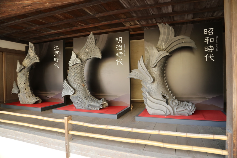 【姫路城の鯱（しゃち）】<p>左から江戸時代の3代目、明治時代の4代目、昭和の5代目の鯱。</p>
<p>上山里曲輪の多聞櫓に展示されていた。5歳ぐらいの男の子が「だんだん今っぽい顔になってるー」と言っていたのが印象的だった。</p>