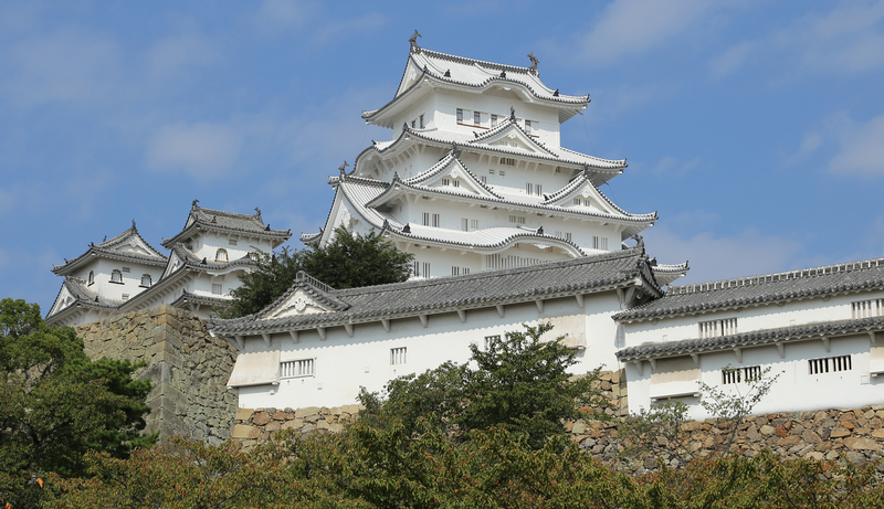 【姫路城天守】<p>撮影ポイントの菱の門の数十メートル南東から姫路城の天守を撮影。右から大天守、西小天守、乾小天守と続いている。</p>