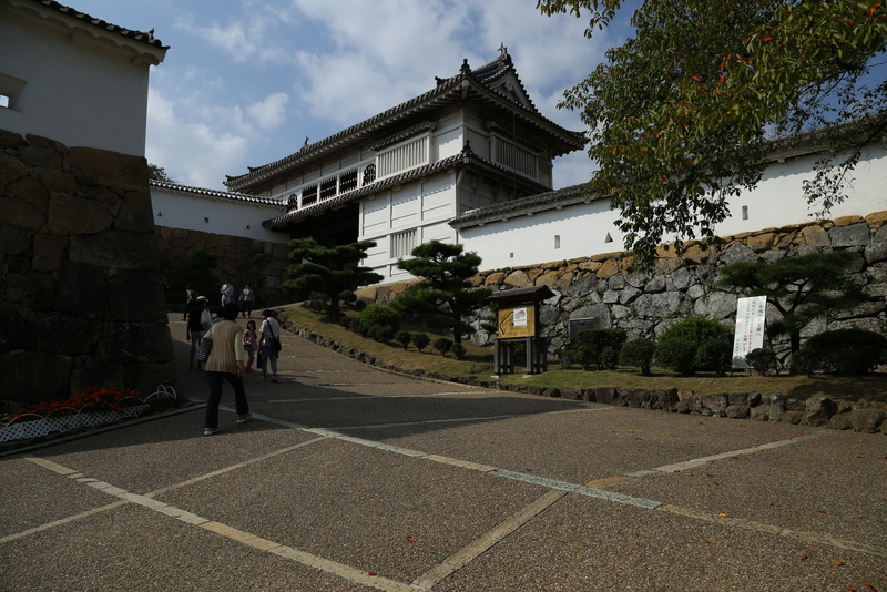 【姫路城の菱の門】<p>姫路城の二の丸大手門、菱の門。</p>
<p>早速、多くの狭間が迎えてくれる。</p>