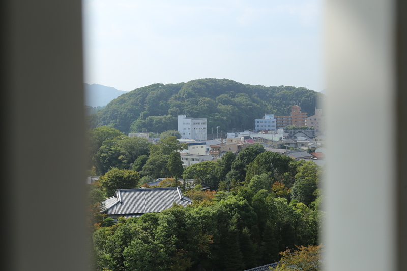 <p>姫路城百間廊下から景徳寺公園を撮影。<br>地図で見ると、500m程度か。姫路城の弱点と言われる西側丘陵の一つ。近い。</p>