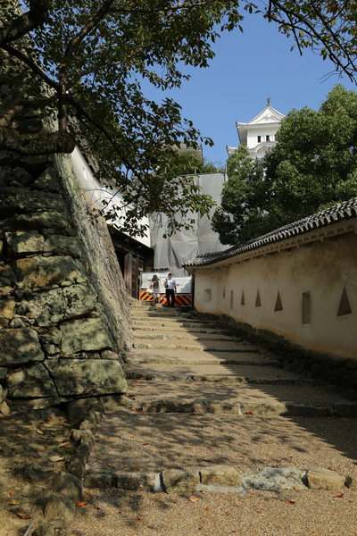 <p>姫路城西の丸から東に進み、はの門前の石段。<br>敵軍が歩きにくいように、高さと長さが変えてある。</p>
<p>2003年NHK大河『武蔵』で、姫路城に幽閉された武蔵が逃げたシーンに使われたらしい。あと、黒澤明監督の映画『影武者』の武田信玄狙撃のシーンでも使われた。</p>