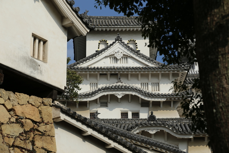 <p>姫路城乾小天守の火燈窓、ここ（乾曲輪）から見ると、愛嬌がありますね。<br>こっちから見えてみるということは向こうからも見えているということなので、油断していると狙撃されますぞ！</p>