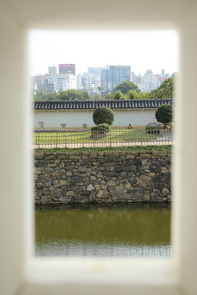 <p>姫路城二の丸いの門東側の狭間から南側（菱の門方面）を覗いてみた。<br>正面から撮っているので、10m程度の視野だが、銃口を出して左右に振ると、もう10m程度は見えるかな。</p>