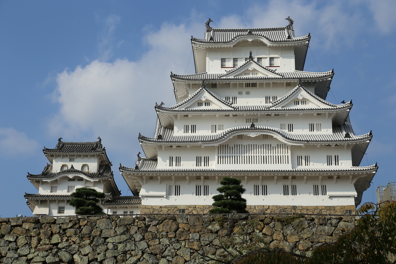 【姫路城備前丸から大天守と西小天守を撮影】<p>姫路城備前丸から大天守（右）と西小天守（左）を撮影。</p>
<p>黒澤明監督の『影武者』で、織田信長が馬を攻めている場面で備前丸が使われた。<br>パリパリした緊張感の中、森蘭丸をはじめ、小姓がキビキビと動き、信長と息ピッタリな様子が印象的だった。</p>
<p>あの時の信長を演じていたのが隆大介。彼は2014年のNHK大河ドラマ『軍師官兵衛』の黒田官兵衛の叔父、黒田休夢役で、なかなかいい味を出していたなと。</p>