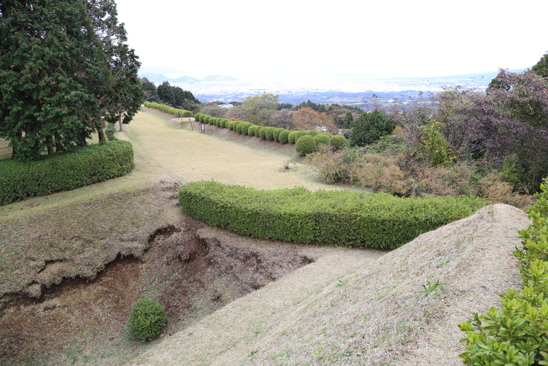 【動画｜山中城御馬場曲輪（約30秒）】山中城岱崎出丸の御馬場曲輪よりすり鉢曲輪方面を撮影。御馬場曲輪はすり鉢曲輪などと比べて、高所にあり、見晴らしがいい（駿河湾をはじめ、沼津方面がよく見える）。

動画中盤には沼津の香具山と徳倉山が見えている。
左側の木がなければ、韮山城方面も見えるらしい。そうであれば、山中城は駿東と北伊豆を一望できるということになる。

写真は御馬場曲輪の南側にある空堀でかなり大規模。案内板によると、畝の傾斜は50-60度あり、堀底から曲輪までの高さは平均9mに及ぶ。
