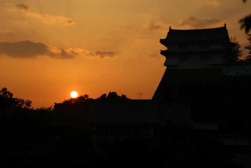 【姫路城の日没】右の櫓は姫路城西の丸のカの櫓。