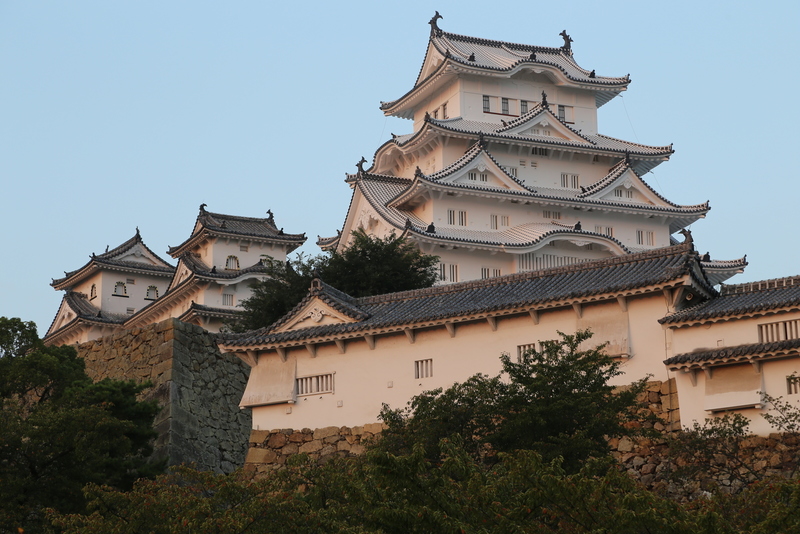 【日没の姫路城ーその３ー】日没の陽光を受け、ほのかに朱差す姫路城大天守。