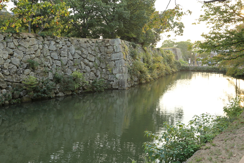 【姫路城内濠北側から石垣を撮影】姫路城内濠北側はわりと石垣に草木が生えていました。
まあ、これはこれで風情がありますが。

右奥の門が北勢隠門跡。