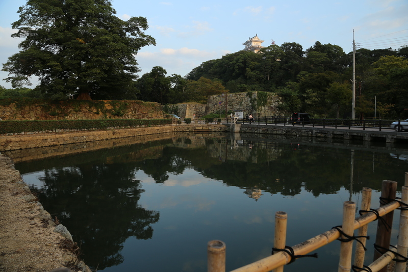【姫路城清水橋方面から天守を撮影】姫路城清水橋方面から天守を見上げると、北勢隠門跡がみえる。
その奥が曲輪、水濠、断崖＋鬱蒼とした森。

南から見る姫路城とはまた違った印象でした。