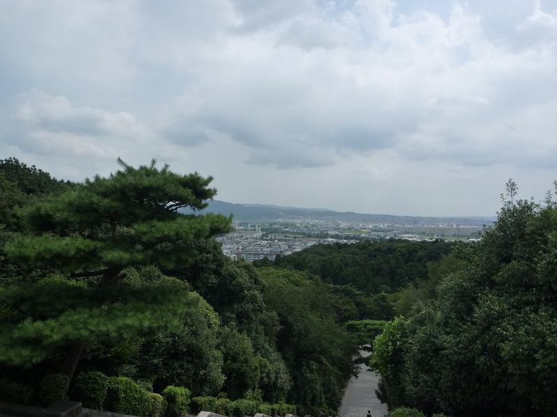 【伏見城から向島城方面を遠望】木幡山伏見城本丸（現在の明治点伏見桃山陵）から向島城方面を撮影。
右側に一部向島ニュータウンが見えているが、向島城はもう少し右側にあった（遺構は残っていない模様）。

向島城は伏見城の出城で、宇治川を越えて、巨椋池の北側に築かれた（なお、宇治川を下ると、桂川と合流地点に淀城がある。そして、淀川が大阪湾に注ぐ下流に大坂城がある）。
豊臣秀吉が私邸として利用し、秀吉が没したあとは、徳川家康が居城とした。

一国一城令を受けて、伏見城・向島城ともに廃城となった。

