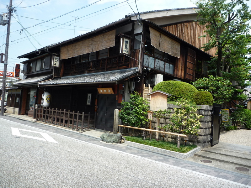 【伏見の寺田屋】坂本龍馬が頻繁に滞留し、また襲われた寺田屋（1866年、寺田屋事件）。

伏見は淀川水系の水運の要衝で、龍馬ら幕末の志士もここ伏見が活動の重要な拠点の１つだった。