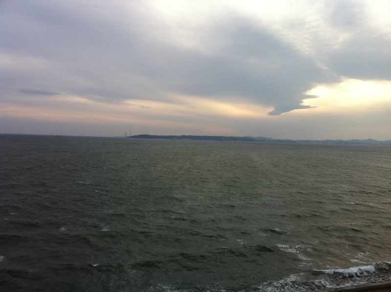 【富津から浦賀方面を撮影】東京湾の富津（千葉）から浦賀（神奈川）方面を撮影。

幕末のペリー来航時、富津岬から見たら、ペリー艦隊が小さく見えたかもしれない。
横浜が開港した後は、外国商船が眼前を行き交っていただろう。