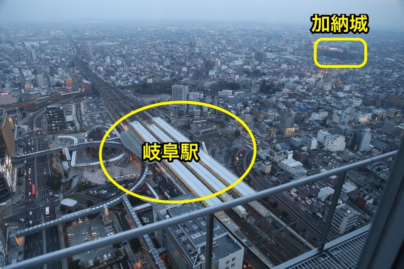 【岐阜駅前から加納城を撮影】岐阜駅前の岐阜シティタワーの43階から加納城を撮影。
加納城は加納公園にあった。

江戸時代、加納城は加納藩の本拠地だった。
