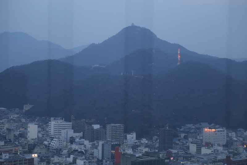 【織田信長の嫡孫・織田秀信と岐阜城】写真は岐阜城。

関ヶ原の時、岐阜城の主は織田秀信だった。彼は西軍に加担し、福島正則ら、豊臣秀吉の子飼いの武将たちに攻められて降伏した。

彼が織田信長の孫（信忠の嫡男）とはじめて知った時は驚いた。
というのは、この秀信の幼名が三法師といい、本能寺の変後の清須会議で、羽柴秀吉に担がれた子なのである。

こういう誰かに担がれると厄介な子供は殺害されるか、行方不明になるのが歴史的に多いのだが、それがなんと豊臣政権の中で生き残り、岐阜城主を務めていたというのだからレアな話。

しかし、豊臣秀吉は晩年、豊臣秀頼可愛さに近親者を酷く粛清したが、三法師には手を出さなかったのは何とも感慨深い。
そして、彼を織田家にとって、ゆかりの深い岐阜城主にしていたとは。