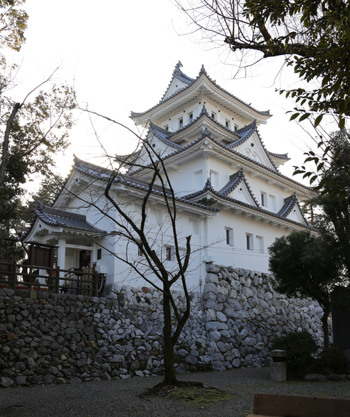 【大垣城天守】大垣城は、関ヶ原の戦いの直前まで石田三成が入り、美濃の西軍拠点として利用された。
ここに石田三成、島左近、小西行長、宇喜多秀家、島津義弘らがいたわけで、毎度ながら、何となく不思議な気分になるのでした。

現在、天守内部は資料館になっている。
最上階が室内展望台になっていて、四方を見渡せる。