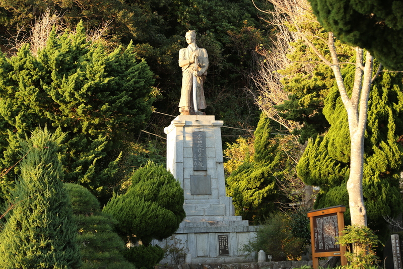 【下田の吉田松陰像。】1854年、ペリーは日米和親条約締結のため、下田に来航した。

吉田松陰は金子重輔とともに小舟でペリー艦隊に近づき、許可を得て乗り込んだ。彼らは外国へ密航しようと企てたが、望みはかなわず、陸へ送り返された。