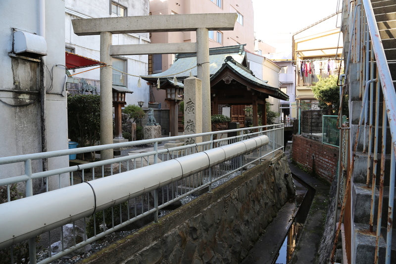 【大垣城東口大手門跡】現在の廣嶺神社に大垣城東口大手門があった。

ご覧のとおり、右側がちょっとした溝になっていて、これがかつての水濠とのこと。

現在、大垣城周辺を歩いても、かつての水の城というイメージは湧かないが、所々、水路が通っていたり、湧き水が出ていたりして、名残は感じられた。