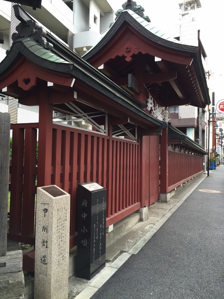 【府中高札場】江戸時代、甲州街道と府中街道の交差点に府中高札場があった。この辺りが府中宿の中心地だったらしい。

大國魂神社のくらやみ祭は、土方歳三が主人公の『燃えよ剣』（司馬遼太郎）で登場する。
ここから少し南に行くと多摩川。多摩川は大河で、強力な防御線になり得るので、中世に2度大きな戦いがあった。