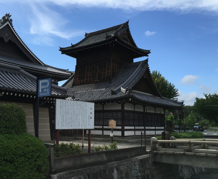 【西本願寺の太鼓楼】池田屋事件以降、勢威を増した新選組は西本願寺の太鼓楼と北集会所を屯所とした。