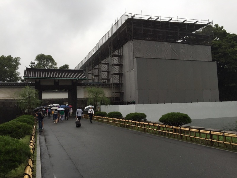 江戸城（皇居東御苑）の大手門の渡櫓門が改修中でした。
今年（2015年）9月までのようですね。 
http://www.kunaicho.go.jp/info/fushimiyagura.html