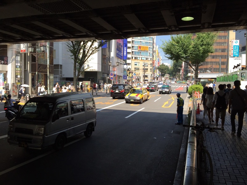 かつての宮益橋があった付近(渋谷)。
右奥が宮益坂で写真後方が道玄坂。

渋谷は名前の通り、元々、谷で渋谷川が写真中央あたり（山手線の高架が切れた付近）を流れていた。