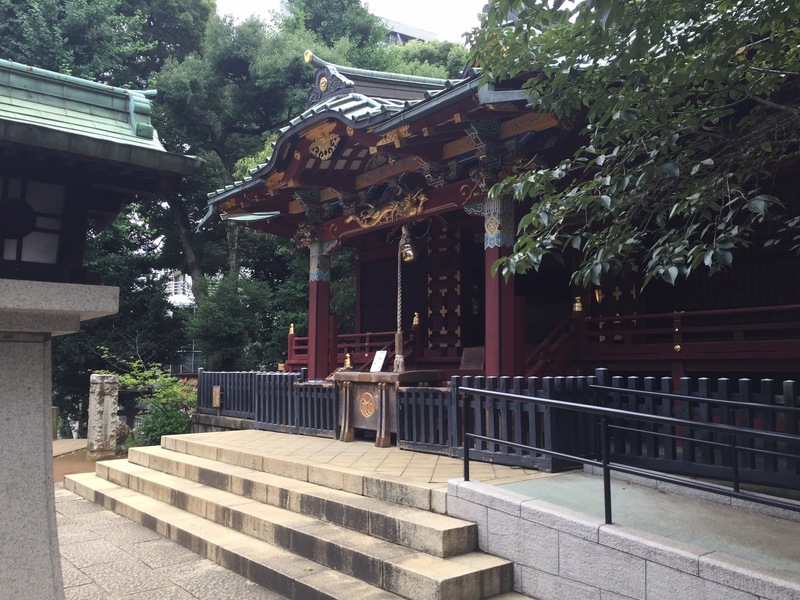 【渋谷城跡】写真は金王八幡宮社殿。

金王八幡宮には平安時代から渋谷氏の城（渋谷城）があったとのこと。
金王八幡宮の東側には鎌倉街道が、北には大山道（青山通り）が通り、西側は渋谷川が流れていた。