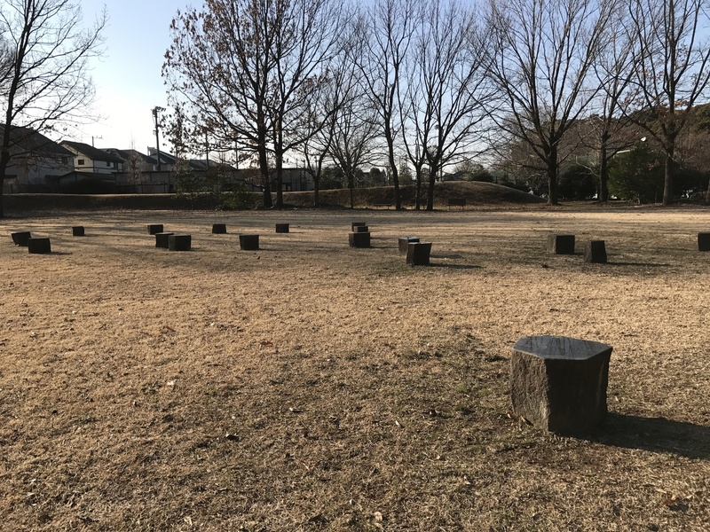 【城めぐりイベント『リアルぽちっと深大寺城』に参加】西股総生先生の深大寺城めぐりに参加してきました。
主郭櫓台に登れる道があったり、堀底道の読み方を教えてもらったり、気づいたことがいくつもありました。
幹事の @tyome_no_heya（ https://twitter.com/tyome_no_heya ）さん、お世話になり、ありがとうございました！
http://ameblo.jp/a-k1122/entry-12227326993.html

たぶん8回くらい行っているので、四季折々の深大寺城を歩いているのですが、夏秋、深大寺城の主郭は蚊がすごいです。沼城に共通の話ですが、当時、警備の兵は大変だったろうなと。敵と戦う前に、まず蚊に悩まされそうですね(^^;