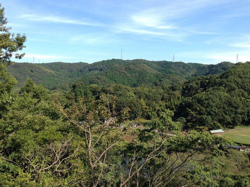 【韮山城】豊臣秀吉の軍勢が陣城を築いた山々。本丸よりも標高が高い。