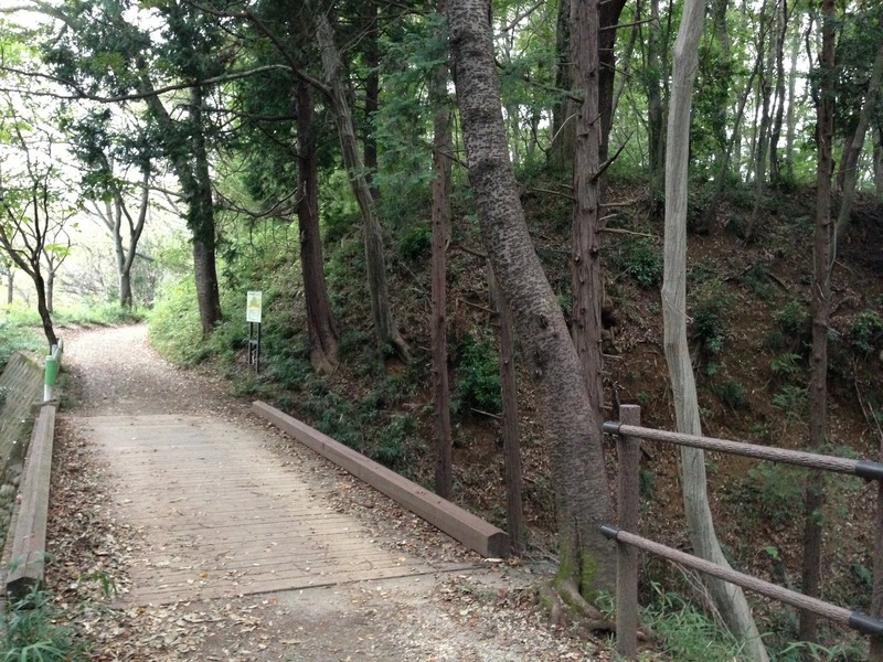 【滝山城】南側から重臣屋敷跡に入る。左手は池跡、右手は土塁と堀。