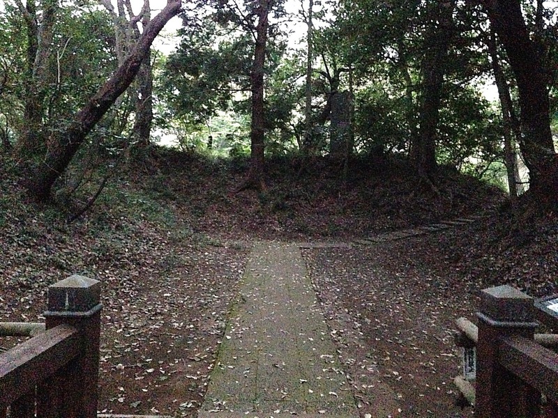【滝山城】本丸の枡形虎口。中の丸から本丸に移る木橋より撮影。