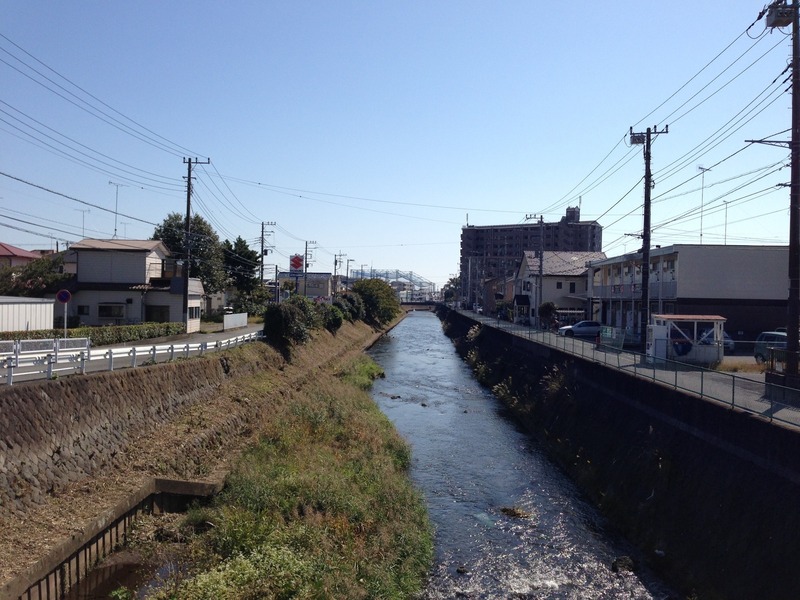<p>【小田原城】山王川。小田原城総構えの外堀の役割を担った。</p>
<p>北条氏は豊臣秀吉による関東侵攻に備えて、小田原城を大拡張したが、その時の外郭の東端が山王川だった（西端が早川）。小田原城の外郭（総構（そうがまえ）ともいう）は約12kmにもなり、小田原の城下町をすっぽりと囲んでいた。</p>